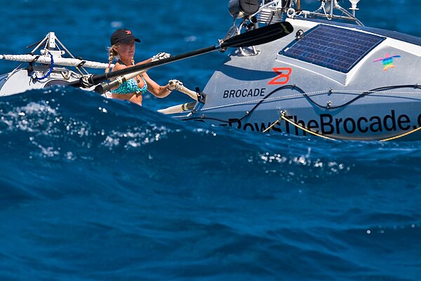 Roz Savage single handedly rowing across the ocean near Hawaii